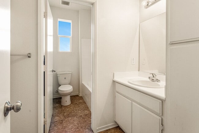 Building Photo - Beautiful 4 Bed 3.5 Bath Home in Great Sch...