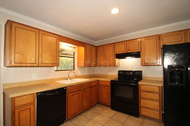 Building Photo - Spacious 4-Bedroom Home with Bonus Room, L...