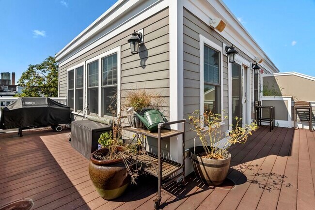 Building Photo - 161 Tudor St