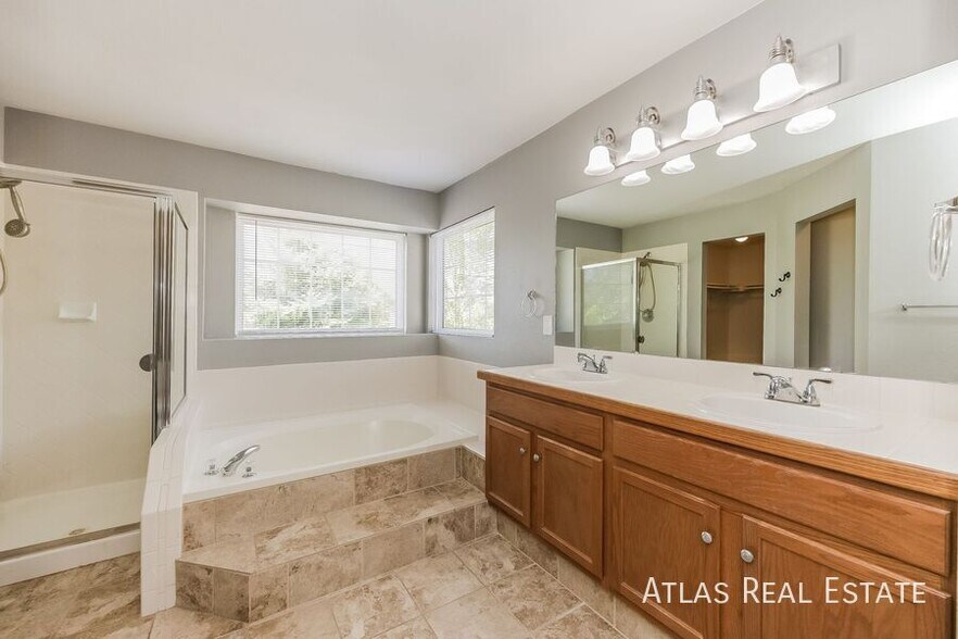 Building Photo - 8015 Ferncliff Dr