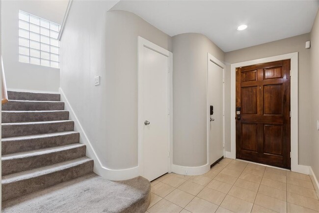 Building Photo - 8686 Meadowcroft Dr