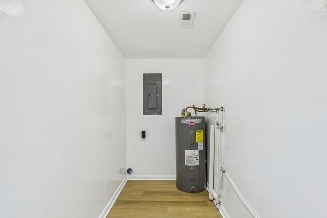 Building Photo - Updated home with New Kitchen, Hardwood Fl...