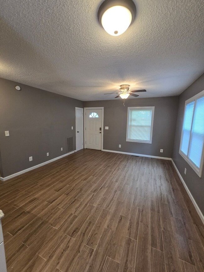 Building Photo - 2 bedroom 1 bath Cute house