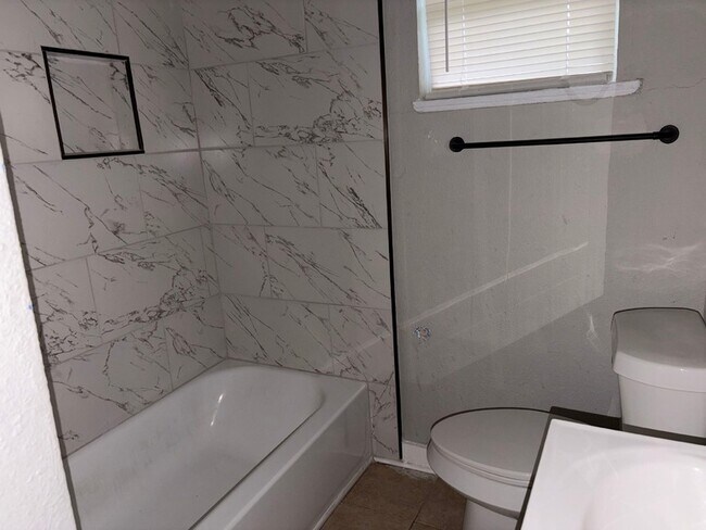 Building Photo - 6122 Glenhurst Dr