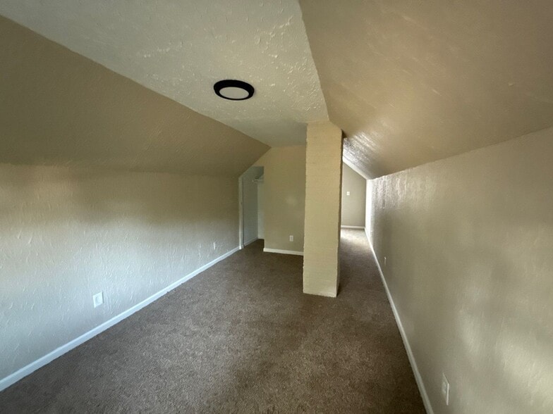 Building Photo - This beautifully updated 3-bedroom, 1-bath single-family home is ready for move-in!