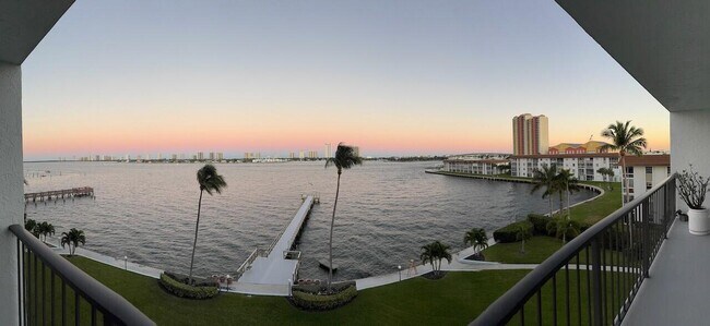 Building Photo - 3040 Lake Shore Dr