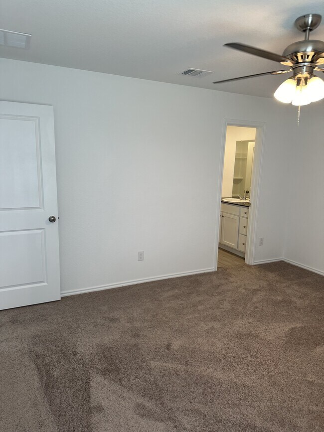 Building Photo - 2422 Broken Arrow