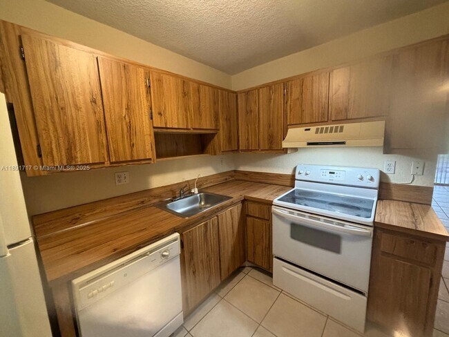 Building Photo - 301 Gardens Dr