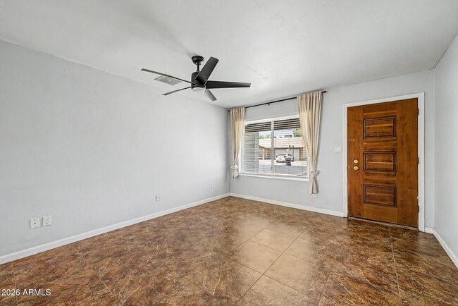 Building Photo - 855 W Lindner Ave