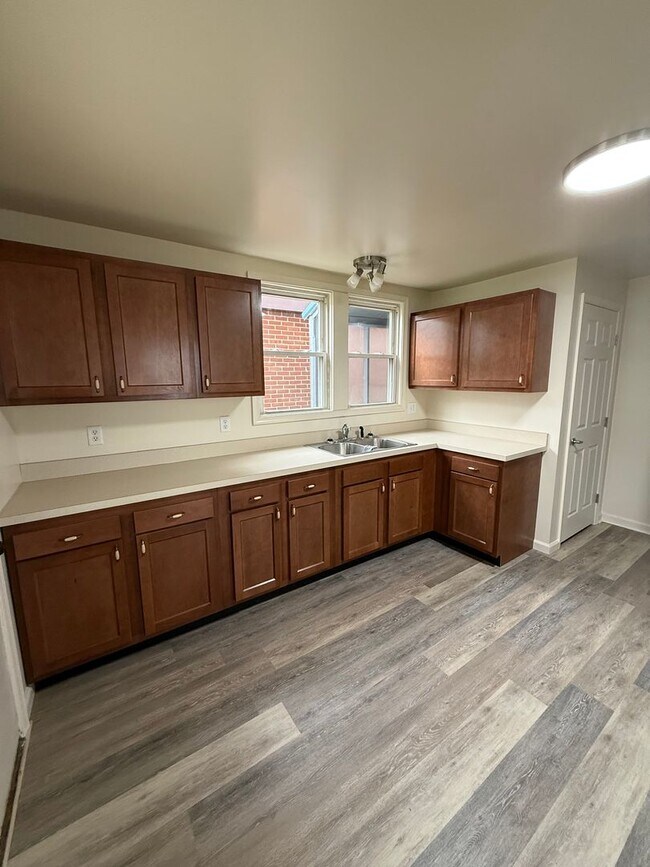 Building Photo - 133 E Commerce St