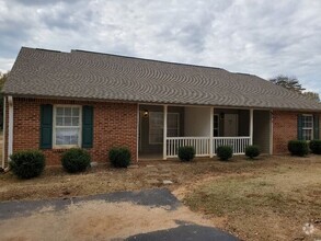 Building Photo - Like new with all stainless appliances!