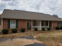 Building Photo - Like new with all stainless appliances!