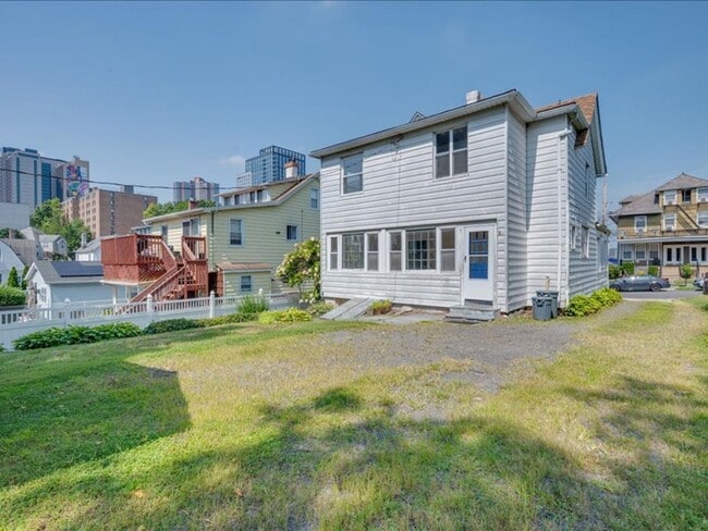 Building Photo - Spacious Pet Friendly 4 Bedroom Rental in ...