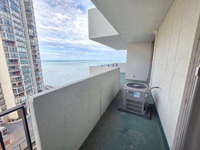 Building Photo - 6033 N Sheridan Rd