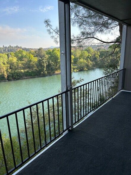 Building Photo - 1046 Continental St