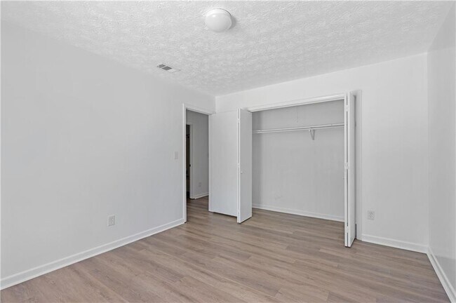 Building Photo - 233 Tanglewood Dr