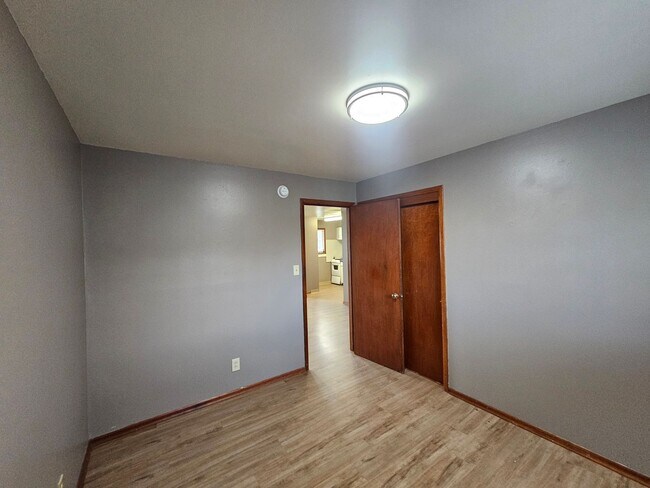 Building Photo - Great 2 Bedroom Apartment just Blocks from Eastern