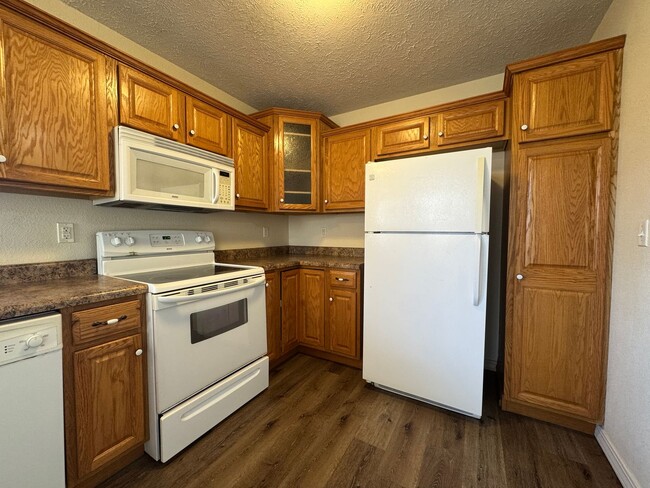 Building Photo - Spacious 3 bedroom, 2.5 bathroom Duplex