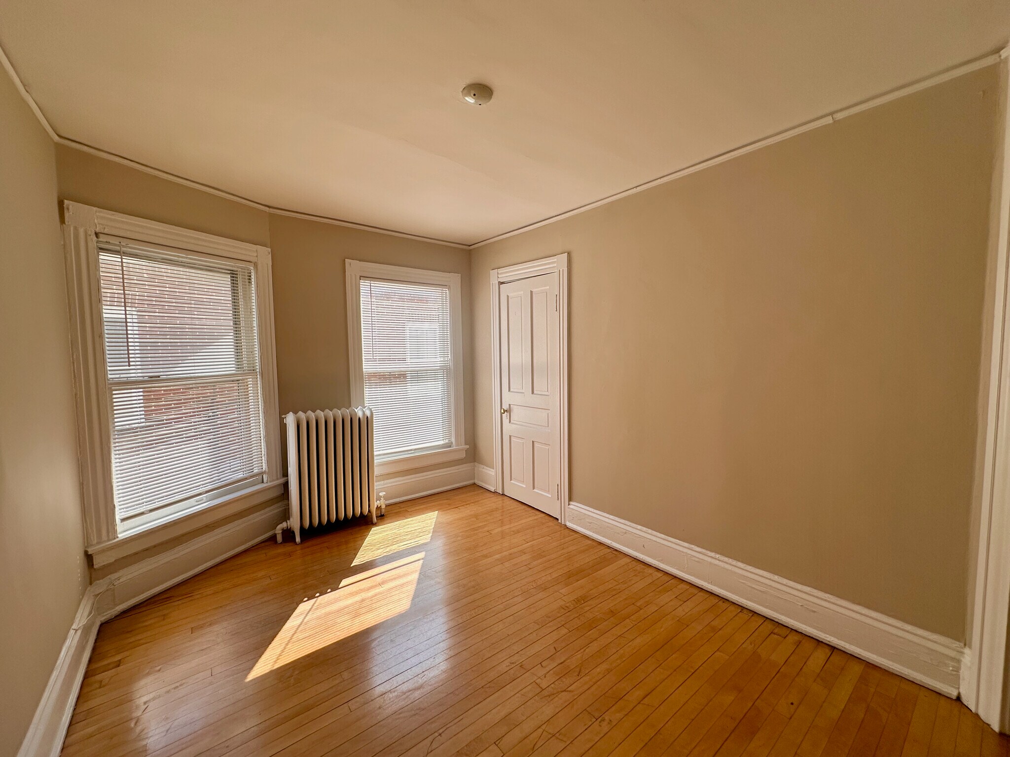 Building Photo - 2216 E Ivanhoe Pl