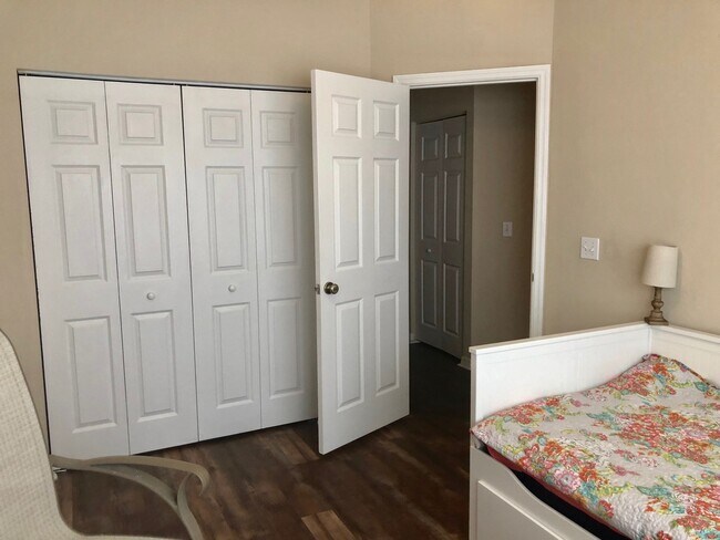 Building Photo - 4BR/2BA in Sorrento with large, fenced-in ...