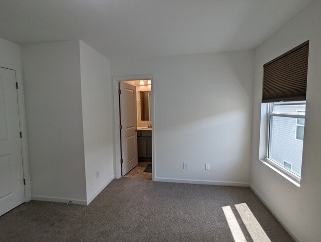 Building Photo - Room in Townhome on Scoter St