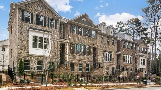 Building Photo - A beautifully designed townhome in the heart of Dunwoody
