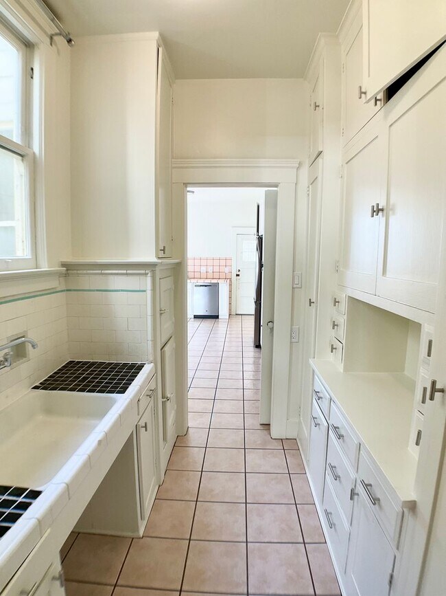 Building Photo - LARGE 2BR w/ Dining Room. PARKING AVAIL.! DISHWASHER! W/D IN-UNIT