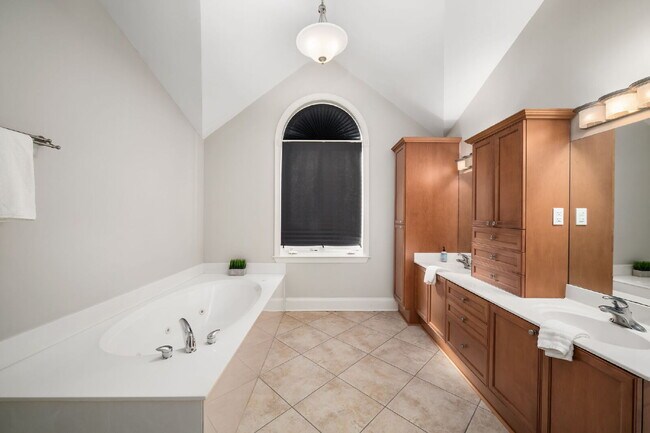 Building Photo - Move in before December 31st and get $100 OFF your rent for the first 3 months — PLUS a $250 Amaz...