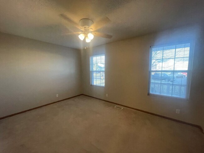 Building Photo - Home For Rent Bellevue.