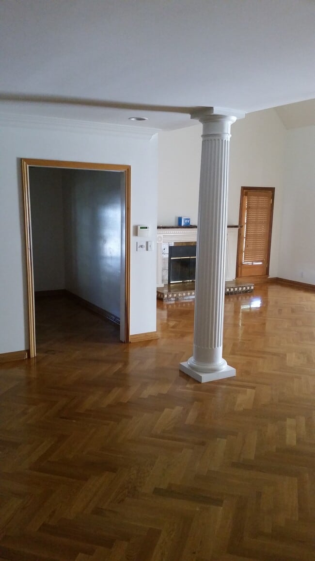 Building Photo - 1115 N Garfield Ave