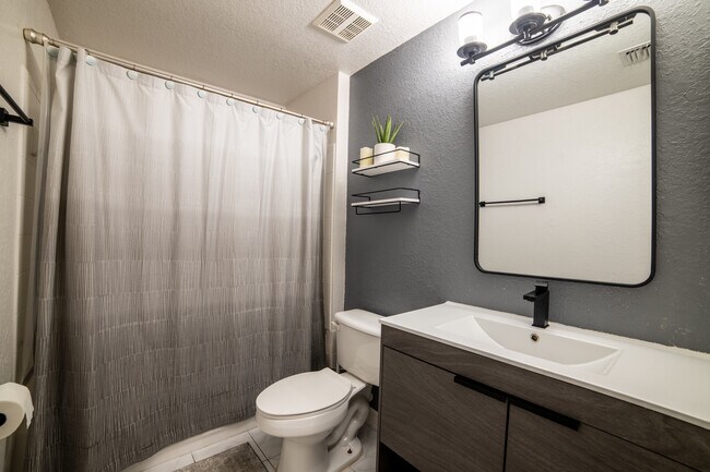 Building Photo - 360 Crestwood Cir