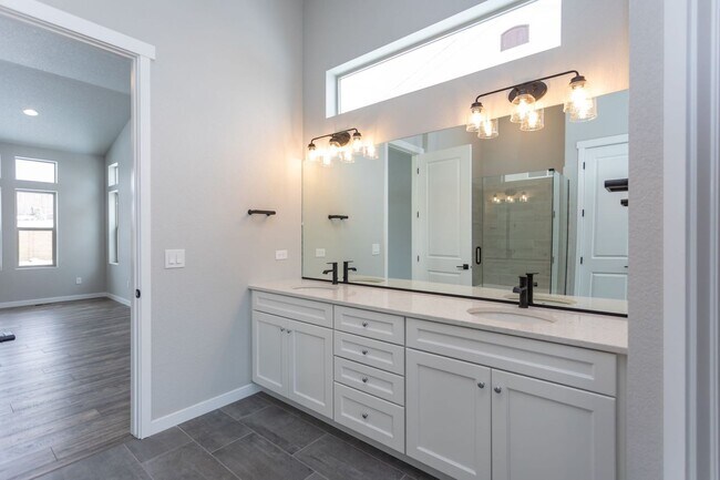 Building Photo - Exceptional 4-Bedroom Home with Dual Fireplaces, Main Level Master Suite, and Spacious Basement -...