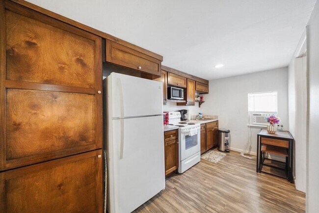 Building Photo - 8041 Howard Dr