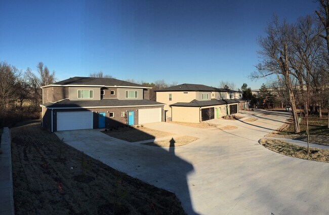 Building Photo - 2716-2718 Wildwood Dr