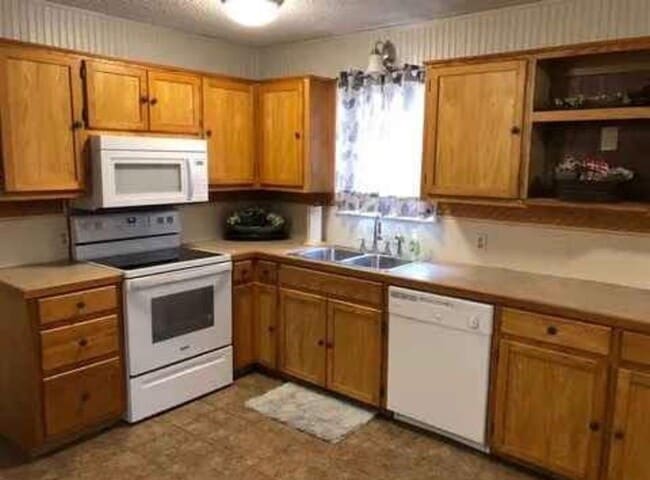 Building Photo - 145 Henna