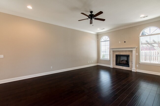 Building Photo - Like New 3 Bedroom Home near Stonebridge M...