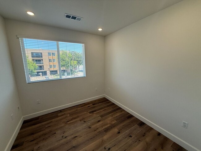 Building Photo - Beautiful 3-Bedroom Townhome in Sherman Oaks!