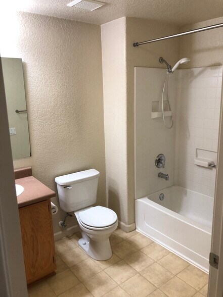 Building Photo - 10001 Woodcreek Oaks Blvd