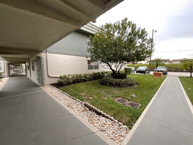 Building Photo - 679 Saxony Way