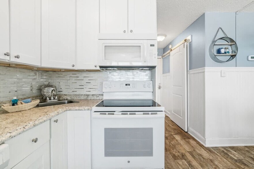 Building Photo - 8817 S Thomas Dr