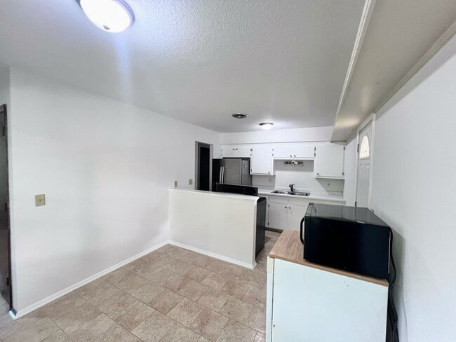 Building Photo - 4651 Manchester Rd