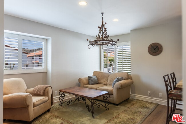 Building Photo - 1541 Palisades Dr
