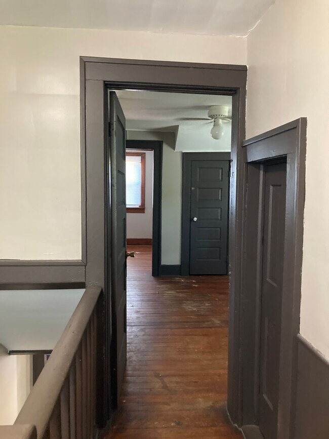 Building Photo - 3 bedroom with a bonus room! Nice enclosed sun porch!