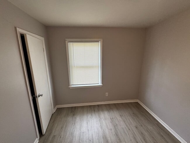 Building Photo - One Month Free Rent with 2 Year Lease! Ren...