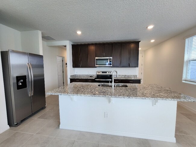 Building Photo - LIKE NEW!!! 4-Bedroom, 2-Bathroom in Villamar/Winter Haven