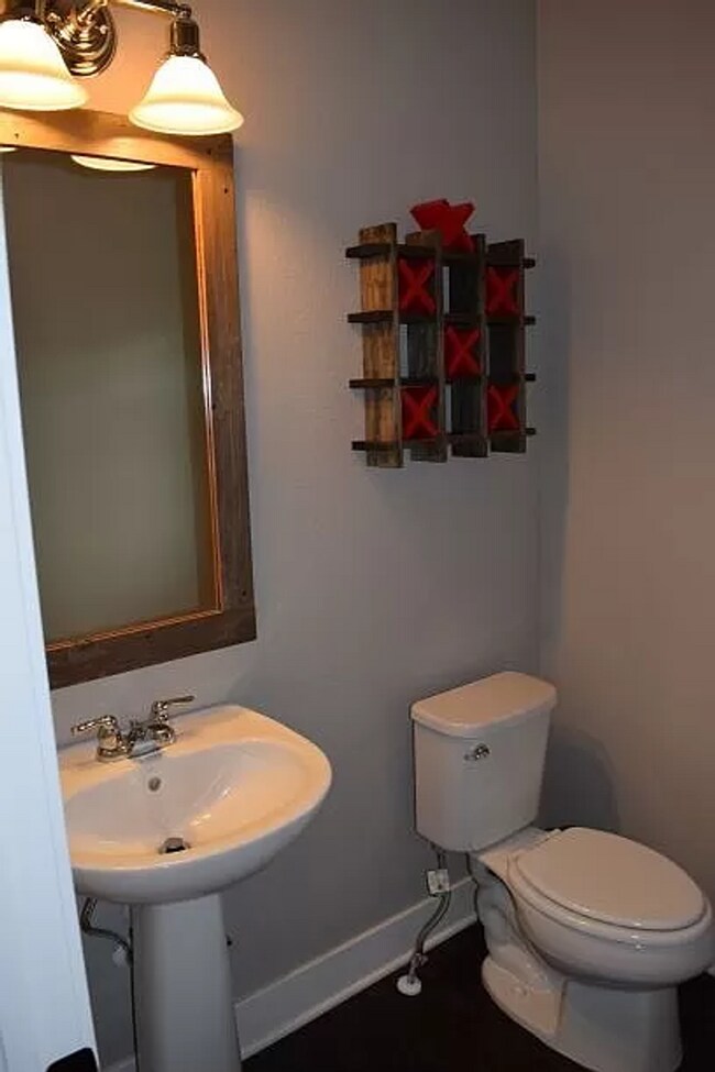 Building Photo - Spacious 3 Bedroom 2.5 Bathroom Home in Me...
