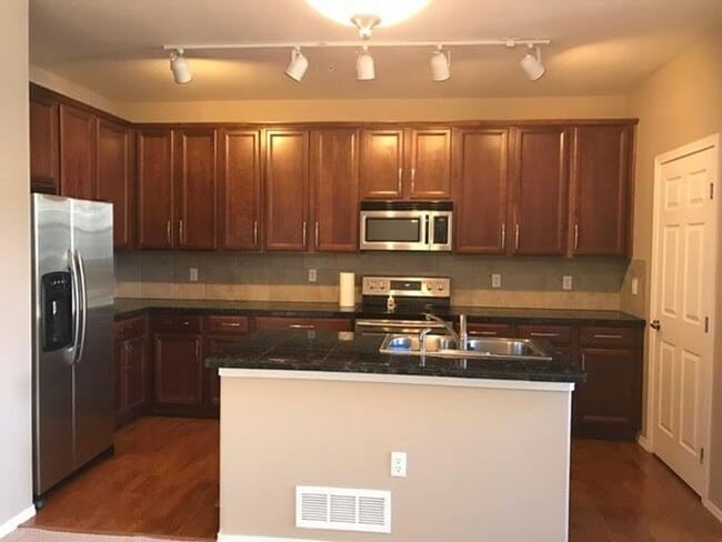 Building Photo - Beautiful 2 Bedroom, 2.5 Bath Townhome near E470 with 2 Car Garage and Gas Fireplace1