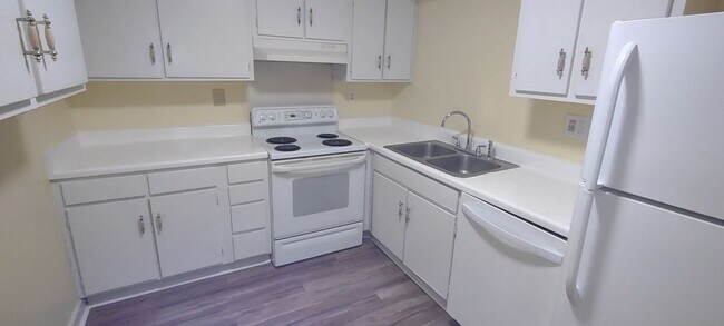 Primary Photo - Beautiful Large 4th floor Highrise 2 bed 2 bath