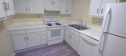 Building Photo - Beautiful Large 4th floor Highrise 2 bed 2 bath
