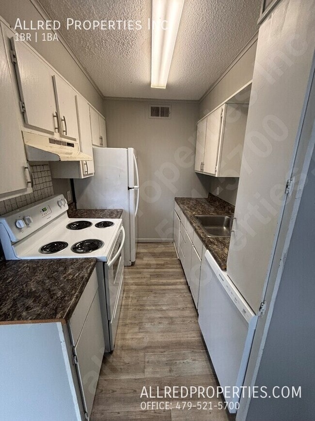 Building Photo - 525 S Duncan Ave